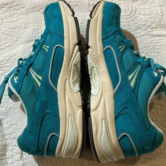 Vionic Suede Lace up Lake Blue Sneaker. NIOB. 8.5 - Picture 5 of 9